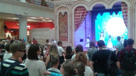 Зрители, собравшиеся на выступление Детского Эстрадного коллектива Хор Ангелов в Центральном Детском магазине на Лубянке.