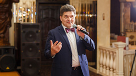Игорь - ведущий концертных программ.