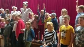 Вокальная школа Эстрадной группы Хор Ангелов на концерте.
