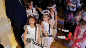 Хор Ангелов перед выходом на сцену на Новогоднем мероприятии для детей.